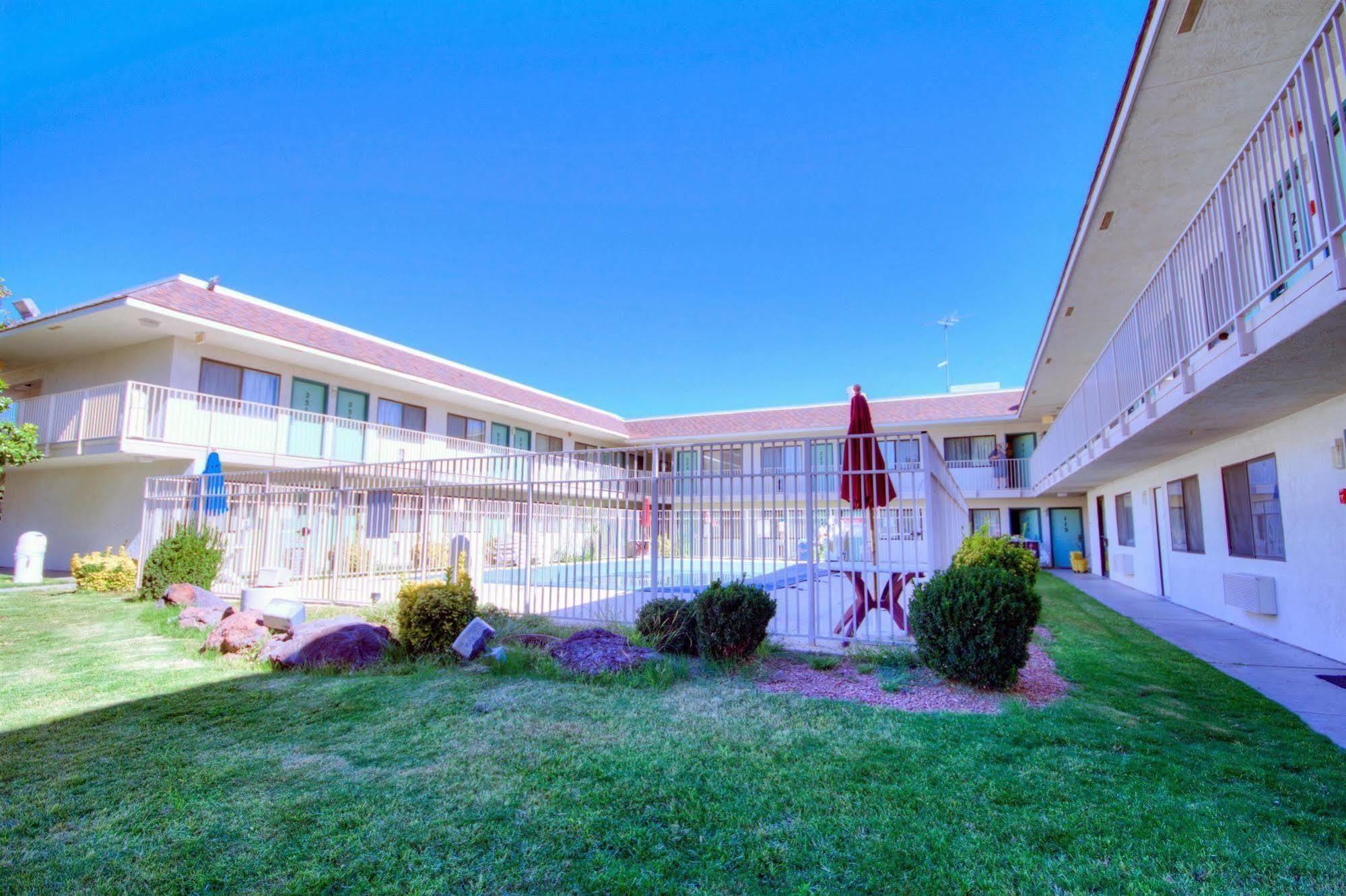 Rodeway Inn Las Cruces Exterior photo
